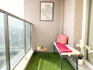 balcone con sedia e tappeto verde di 1BR Apartment in a Modern Complex a Plovdiv