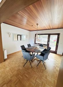 ein Esszimmer mit Tisch und Stühlen in der Unterkunft Villa Eifelblick Sauna&Wellness Apartment in Heimbach