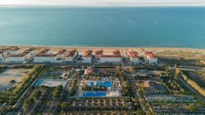 科马鲁加Camping Estival Vendrell Platja的海边度假村的鸟瞰图