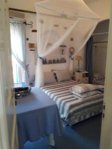 1 Schlafzimmer mit 2 Betten und einer weißen Decke in der Unterkunft Exclusive Beach House in Gavrio