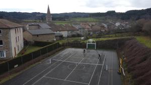 Εγκαταστάσεις για τένις ή/και σκουός στο Les Chambres de la Closerie ή εκεί κοντά