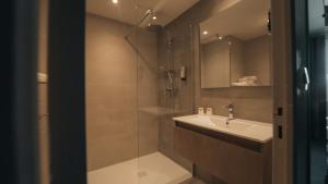 ein Badezimmer mit Waschbecken und Dusche in der Unterkunft Hôtel Parc Adélie - Logis Hôtels in Montagny-lès-Beaune + 41 Fotos