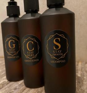 drei Flaschen Shampoo stehen nebeneinander in der Unterkunft The Foundry by The Hive WA1 Funky Spacious 1 Bed King Apartment in Warrington