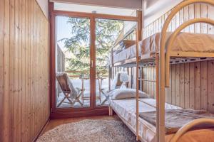 En eller flere senge i et værelse på Alpine Terrace Apartment - Grand Maison