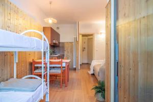 En eller flere senge i et værelse på Alpine Terrace Apartment - Grand Maison + 16 billeder