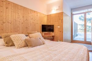 En eller flere senge i et værelse på Alpine Terrace Apartment - Grand Maison