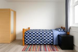 een slaapkamer met een zwart-wit geruit bed bij Rehoboth Housing in Cranford