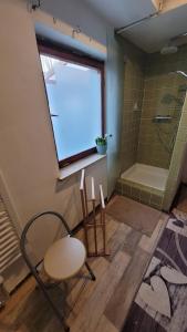 ein Badezimmer mit zwei Stühlen und einem Fenster mit Fliegengitter in der Unterkunft Fichtel-Tiny - Mit Hot Tub oder Sauna gegen Aufpreis in Hohenberg an der Eger + 30 Fotos