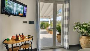 eine Glasschiebetür, die auf eine Terrasse führt in der Unterkunft Villa Dell'Ulivo con piscina privata By Sicily Home Solutions in Alcamo