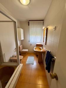 Ένα μπάνιο στο Casa Rustica A Gorgoriña