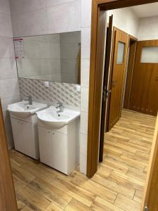 Ένα μπάνιο στο Hostel Sportowa +49 φωτογραφίες