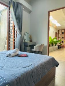 Bình Tích Homestay في Thôn My An: غرفة نوم بسرير ازرق ومرآة