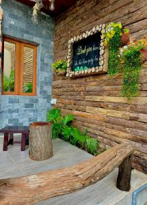 Bình Tích Homestay في Thôn My An: علامة على جانب المبنى