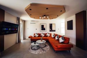 un soggiorno con un divano e un tavolo di SEAPHORIA Luxury Modern Villa a Trogir