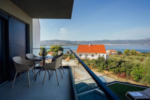 un balcone con tavolo e sedie e vista sull'oceano di SEAPHORIA Luxury Modern Villa a Trogir