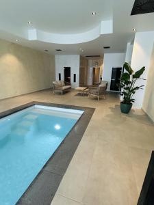 Bazén v ubytování Fiori private wellness en hotel nebo v jeho okolí