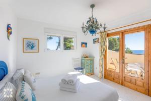Un dormitorio con una cama y vista al mar. en Villa Gaviota by Abahana Villas, en Cap Blanc 20 fotos más