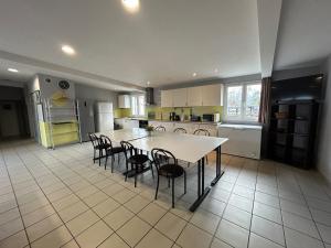 Η κουζίνα ή μικρή κουζίνα στο Gîte 11 couchages Idéal pro BTP Tancarville