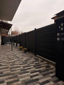 Una valla negra con bancos delante de un edificio. en Loft на Кониського, центр, en Dnipro