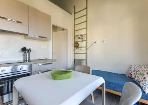 Η κουζίνα ή μικρή κουζίνα στο Bilocale Capraia - terrazza vista mare +19 φωτογραφίες