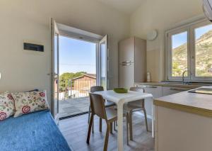 Η κουζίνα ή μικρή κουζίνα στο Bilocale Capraia - terrazza vista mare