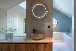 Koupelna v ubytování Northern Lights Above - Skylight Views From Bed + 87 fotografií