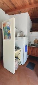 eine Küche mit einem weißen Kühlschrank und einer Spüle in der Unterkunft Departamento Interno in Santo Tomé