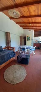 ein Schlafzimmer mit einem Bett und einem Tisch in einem Zimmer in der Unterkunft Departamento Interno in Santo Tomé