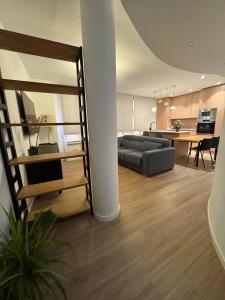 ein Wohnzimmer mit Sofa und Tisch in der Unterkunft Las Suites de Platería in Murcia