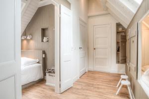 Ένα ή περισσότερα κρεβάτια σε δωμάτιο στο Appartement De Koesfabriek centrum Dokkum