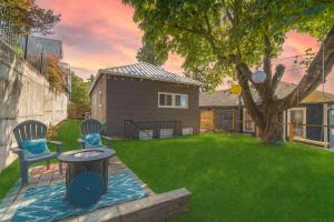 Afbeelding uit fotogalerij van Fremont Bungalow with Backyard View Seattle in Seattle