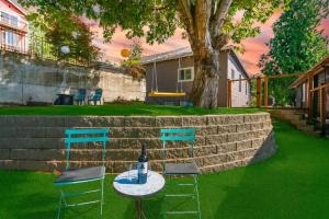 Afbeelding uit fotogalerij van Fremont Bungalow with Backyard View Seattle in Seattle +20 foto's