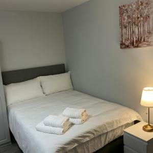 a room with a bed with towels on it at Dublin Studio Stay in Dublin +27 photos