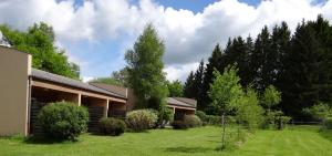 Κήπος έξω από το Les Cinq Chemins, Etape et Séjour inclusif au coeur des Volcans d'Auvergne