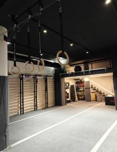 een lege garage met lampen die aan het plafond hangen bij The L Smart Suite in Ierápetra