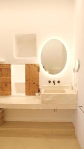 ein Badezimmer mit Waschbecken und Spiegel in der Unterkunft Suites Agroturismo Bini Aumaia in Es Mercadal