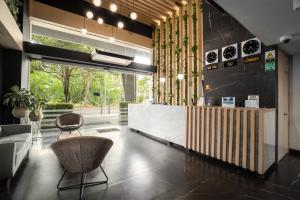 a lobby with a reception desk and a chair at Hotel Plaza del Lili in Cali