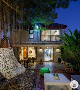 un soggiorno con un edificio con un albero di Lannatika Villa a Chiang Mai