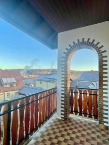 un balcone con un arco e una vista di Natascha a Fellen