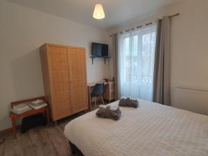 Postel nebo postele na pokoji v ubytování Hôtel de la promenade