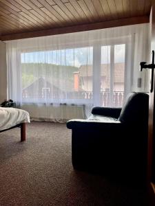 un soggiorno con un divano e una grande finestra di Natascha a Fellen Altre 14 foto