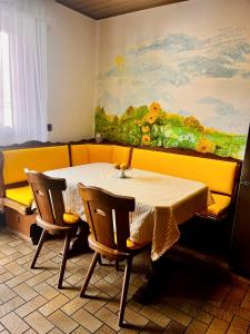 una sala da pranzo con un tavolo e due sedie di Natascha a Fellen