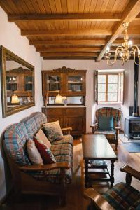 ein Wohnzimmer mit Sofa und Tisch in der Unterkunft Casa do Botas in Sober