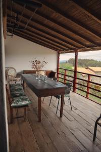 Ein Holztisch und Stühle auf einer Holzterrasse in der Unterkunft Casa do Botas in Sober
