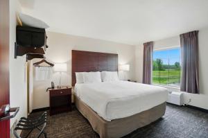 Ένα ή περισσότερα κρεβάτια σε δωμάτιο στο Cobblestone Hotel & Suites - Eaton +31 φωτογραφίες