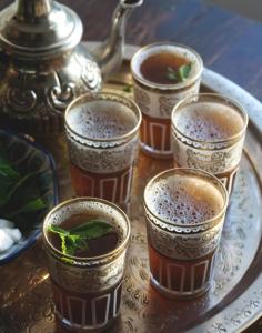 Eine Gruppe von vier Tassen Kaffee auf einem Tablett in der Unterkunft Dar salam in M’hamid El Ghizlane