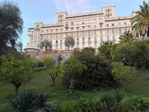 Κήπος έξω από το Appartement Ombragé 44m2 Riviera Palace Belle-Epoque, Restomod et Literie Prestige