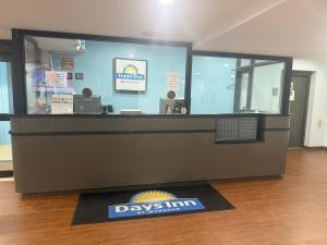 Ο χώρος του λόμπι ή της ρεσεψιόν στο Days Inn by Wyndham Brooklyn Borough Park