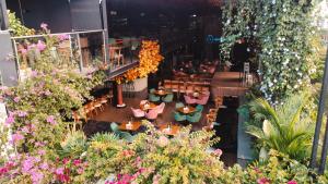 an overhead view of a restaurant with tables and flowers at Hotel Plaza del Lili in Cali