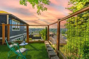 Afbeelding uit fotogalerij van Fremont Bungalow with Backyard View Seattle in Seattle